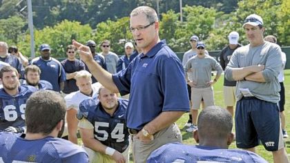 Penguins coach Dan Bylsma talks to the Pitt football team at the beginning of practice Tuesday on the South Side.