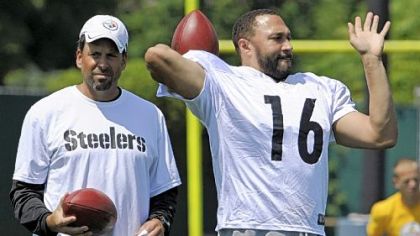 Steelers quarterback Charlie Batch goes through drills in front of offensive coordinator Todd Haley at practice Tuesday on the South Side.