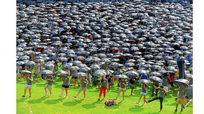 More than 3,000 members of the University of Pittsburgh's incoming freshman class celebrate Gene Kelly's centenary by participating in a choreographed umbrella dance Thursday in an attempt to break a Guinness World Record on the lawn of the Petersen Events Center.