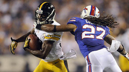 The Steelers' Emmanuel Saunders pulls in a pass as he's defended by Buffalo's Stephen Gilmore in the second quarter.