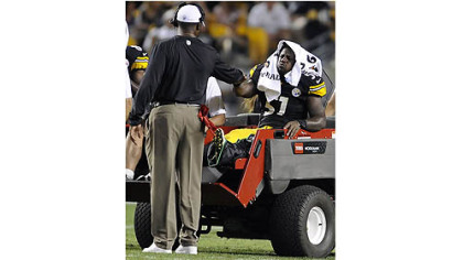 Steelers head coach Mike Tomlin gives a fist pump to injured linebacker Sean Spence in the third quarter Thursday night at Heinz Field.