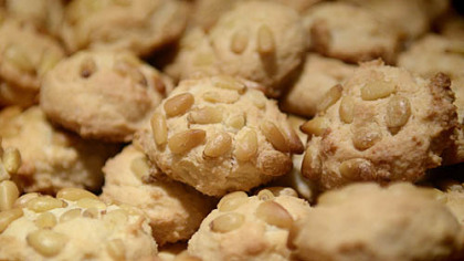 Amaretti con Pignoli cookies.