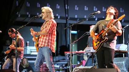 Hall and Oates launch into their 1984 hit "Outa Touch."