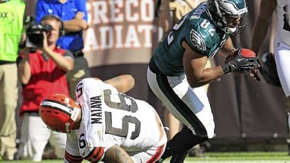 Eagles tight end Clay Harbor catches a 4-yard score against the Browns' Kaluka Maiava in the fourth quarter Sunday in Cleveland.