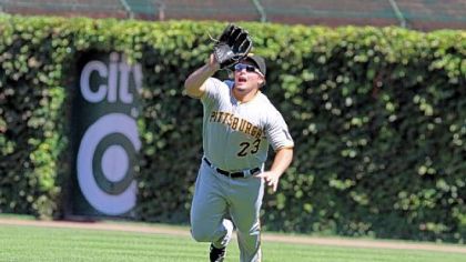 Right fielder Travis Snider dives to make a catch against the Cubs Saturday.