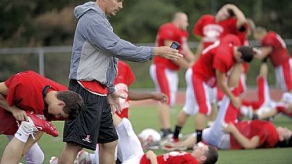 Former Steeler and now Avonworth assistant Jeff Hartings takes in practice Tuesday.