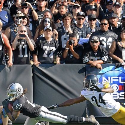 Oakland Raiders receiver Denarius Moore makes touchdown catch, beating Ike Taylor in the fourth quarter.