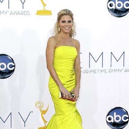 Julie Bowen, who won best supporting actress in a comedy for her work in "Modern Family," lit up the red carpet in a neon form-ftting gown.