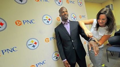Amy Baron Brourman of Astor & Black Custom Clothiers works with Ike Taylor of the Steelers.