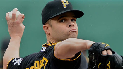 Pirates pitcher Wandy Rodriguez delivers against the Reds' Miguel Cairo.