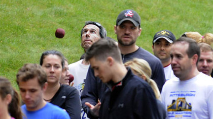 A runner juggles while waiting in line for the start of the 35th annual Great Race.
