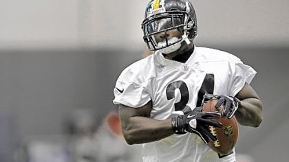The Steelers Rashard Mendenhall carries during practice on the South Side Wednesday.