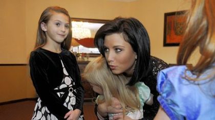 Laura Kaeppeler,  Miss America 2012, hugs Avery Rice, 4, of Canonsburg on Thursday as Hannah Schwarz, 9, of Upper St. Clair looks on.