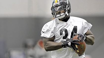 The Steelers Rashard Mendenhall carries during practice on the South Side Wednesday.