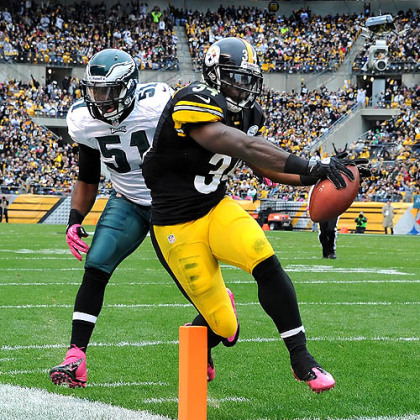 The Steelers' Rashard Mendenhall scores against the Eagles in the second quarter.