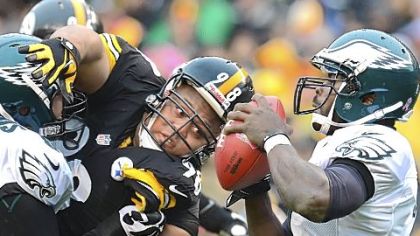 Steelers nose tackle Casey Hampton bears down on Eagles quarterback Michael Vick.