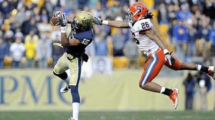 Pitt receiver Devin Street pulls in a pass.