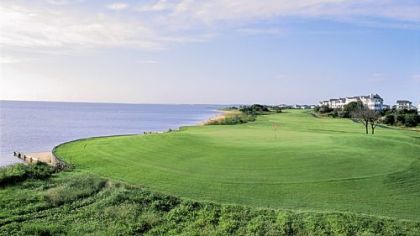 At Nags Head Golf Links, the 583-yard, par-5 18th, has a rolling, mostly flat fairway bordered by Roanoke Sound.