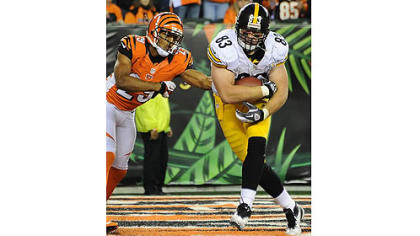 The Steelers' Heath Miller catches touchdown pass in the second quarter against the Bengals.