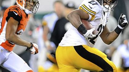 Jonathan Dwyer picks up big yardage against the Bengals in the final minutes of the fourth quarter Sunday.