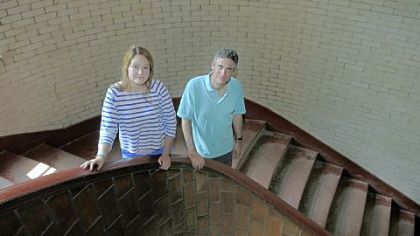 Michael Tarr, right, co-director of the Center for Neural Basis of Cognition at Carnegie Mellon University, and Sophie Lebrecht, lead entrepreneur for neonlabs, are trying to launch a company that will help advertisers and marketers create better systems for getting people to click on videos.