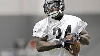 The Steelers Rashard Mendenhall carries during practice.