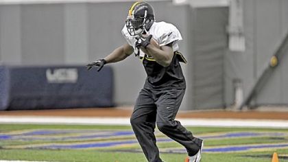 Rashard Mendenhall runs through a drill during practice Wednesday at the Steelers South Side facility. Still the No. 1 back when he's healthy? His two running mates say he is.