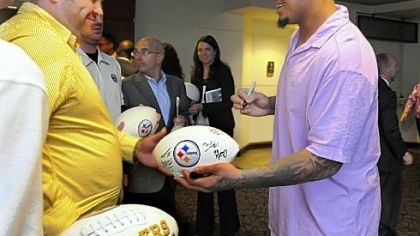 Maurkice Pouncey signs footballs.