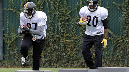 Steelers' Jonathan Dwyer and Baron Batch go through drills during practice at the team's South Side Facility .