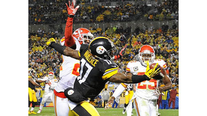 The Steelers' Mike Wallace makes a one-handed catch for a touchdown against the Chiefs in the second quarter.