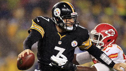 Steelers quarterback Ben Roethlisberger is pressured by Kansas City Chiefs outside linebacker Justin Houston  in the first quarter.