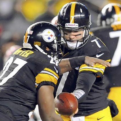 Steelers quarterback Ben Roethlisberger hands off to Jonathan Dwyer in the second quarter Monday night at Heinz Field. Roethlisberger was injured early in the third quarter.