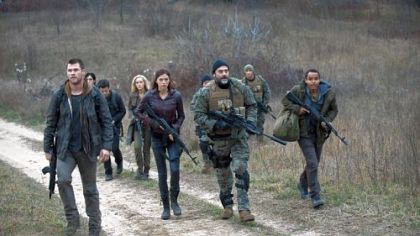 Chris Hemsworth, left, leads ragtag rebels against the North Korean invaders.