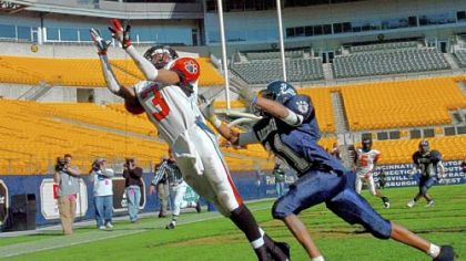 Clairton wide receiver Kevin Weatherspoon catches the winning touchdown pass as Rochester's Tony Whiteleather tries to defend in the fourth quarter of the 2006 WPIAL Class A championship game at Heinz Field. The Bears won, 16-13.