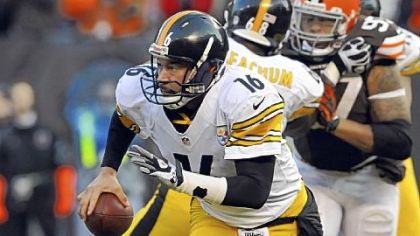Steelers quarterback Charlie Batch scrambles against the Browns in the third quarter Sunday in Cleveland.