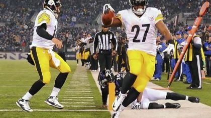 Running back Jonathan Dwyer scores a touchdown against the Ravens in the third quarter Sunday at M&T Bank Stadium in Baltimore.