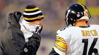 Ben Roethlisberger talks with Charlie Batch on the sideline Sunday in Baltimore.