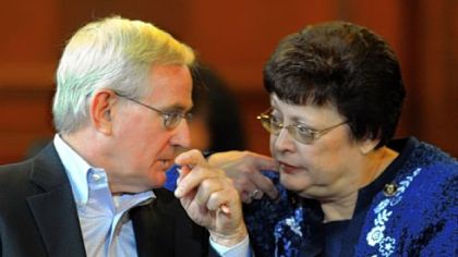 Former Pittsburgh Mayor Tom Murphy talks with Councilwoman Darlene Harris on Wednesday before he testifies concerning the proposed Strip District development.