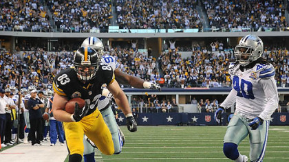 The Steelers' Heath Miller scores in the final seconds of the first half.