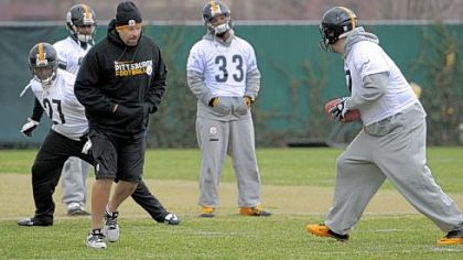 Steelers quarterback Ben Roethlisberger, right, practices hand off to runningback Jonathan Dwyer as offensive coordinator Todd Haley tries to get out of the way during practice Wednesday on the South Side.
