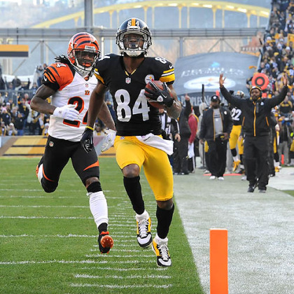 Antonio Brown hauled in a 60-yard touchdown pass from Ben Roethlisberger with just over a minute left in the first half.